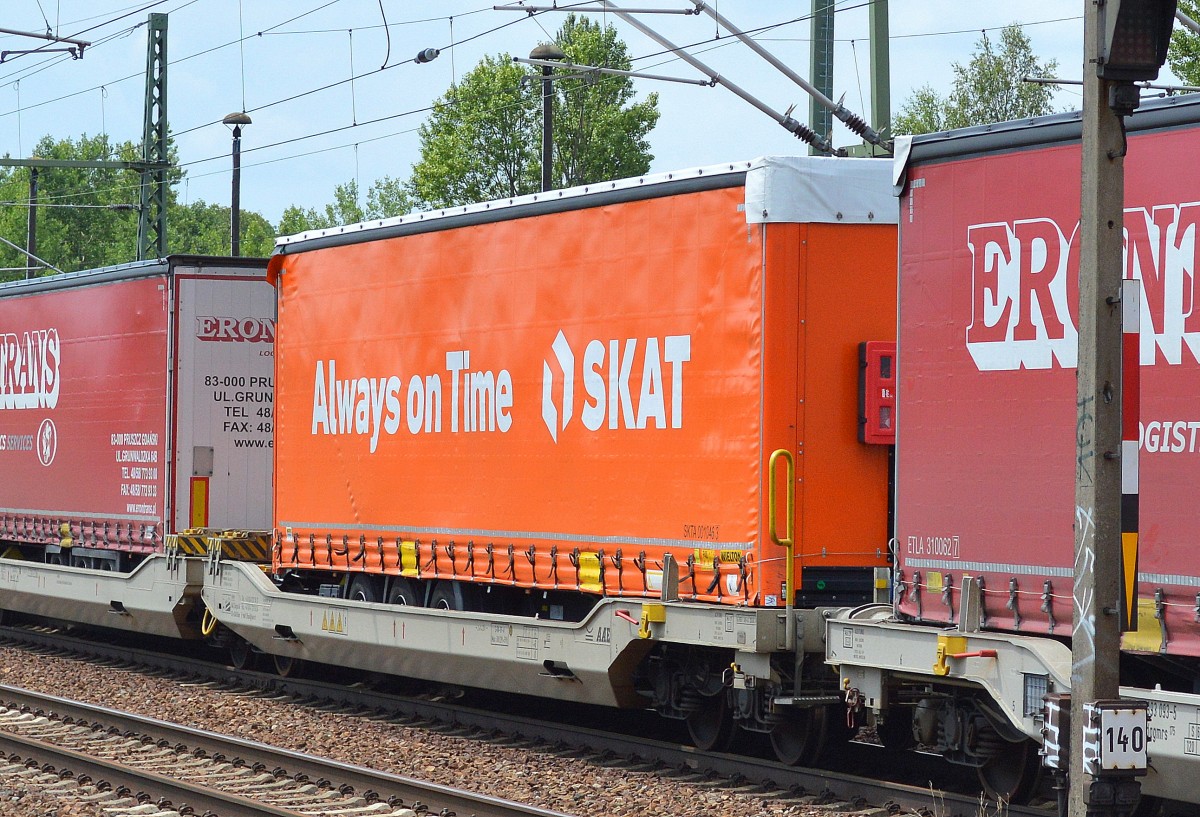 LKW-Auflieger der SKAT-Gruppe, einem Internationalen Transport- und Logistikbetreiber am 16.07.15 Bhf. Flughafen Berlin-Schönefeld.