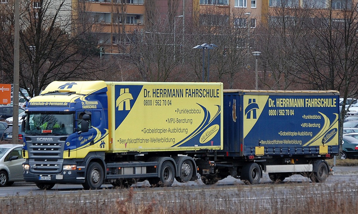 LKW Fahrschule Dr. HERRMANN aus Berlin mit einem SCANIA R420 Hängerzug am 18.02.14 Berlin-Marzahn.