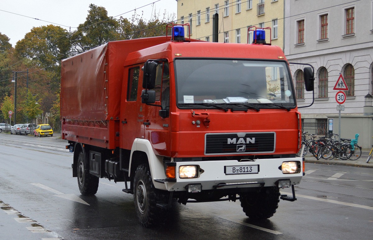 LKW (MAN 10.163) der Berliner Feuerwehr (Katastrophenschutz) mit der Bezeichnug Dekon P um zum Beispiel kontaminierte Pesonen durch Gifte oder Radioaktivität zu dekontamienieren mit speziellen Stoffen, 26.10.14 Berlin-Pankow. 
