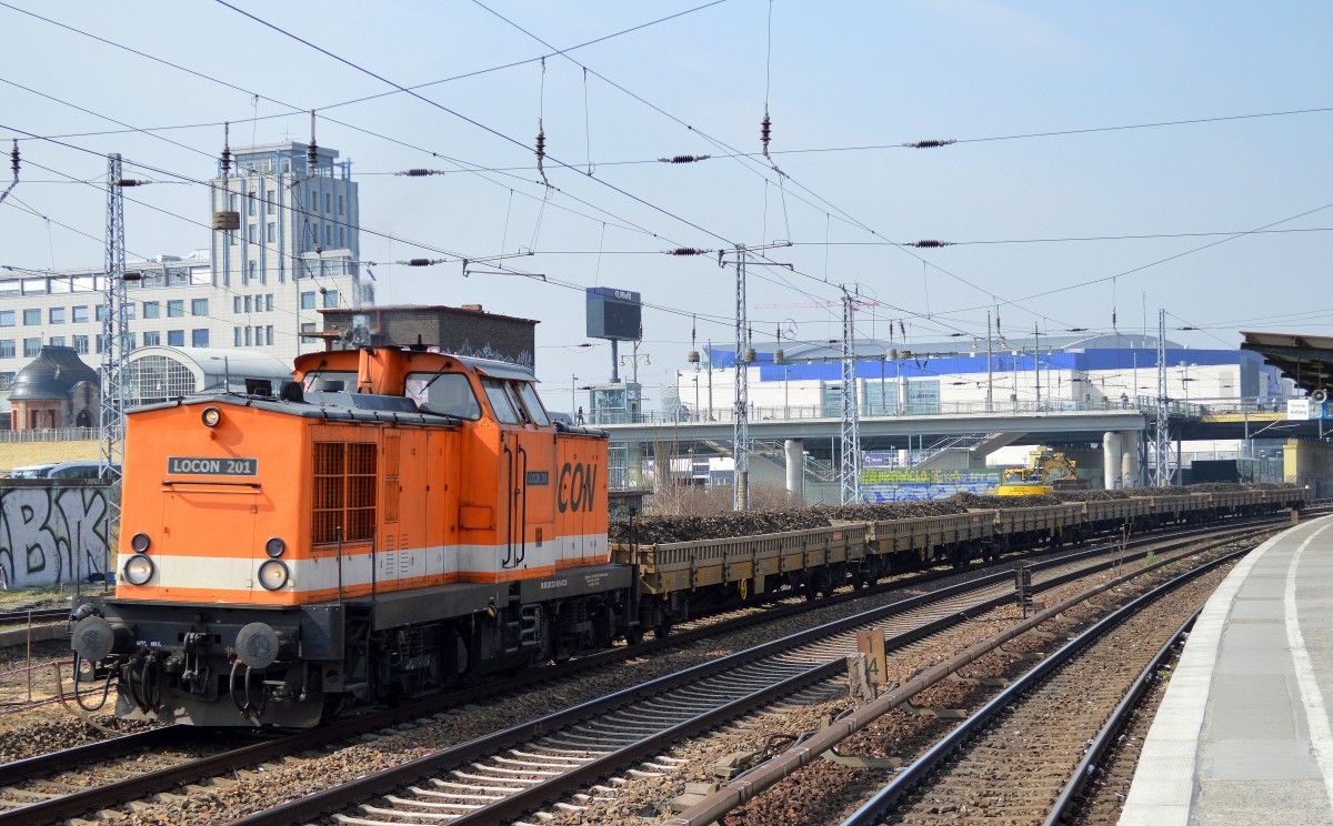 LOCON 201 (201 211-0) mit Drehgestell-Flachwagen mit Altschotter beladen Richtung Berlin Ostkreuz am 03.04.14 Höhe Berlin Warschauer Str.