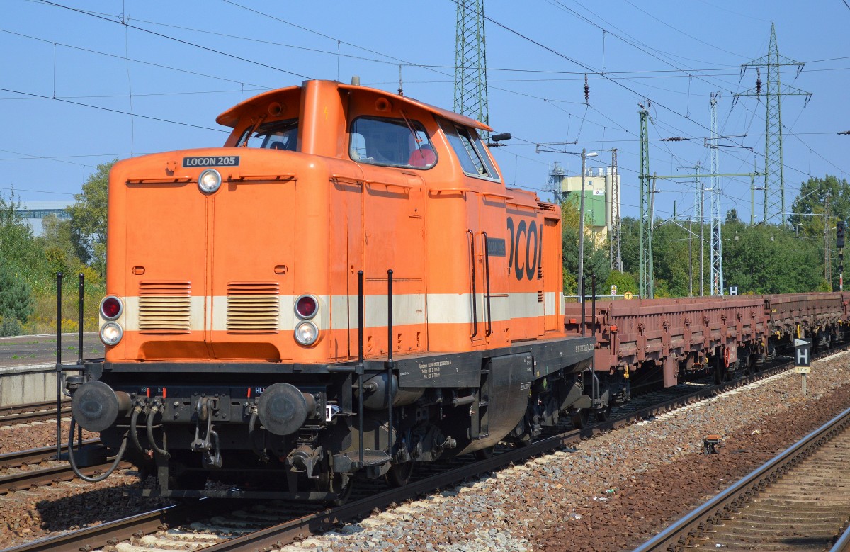LOCON 205 (212 263-8) mit einigen unbeladenen Drehgestell-Flachwagen bei der Durchfahrt Bhf. Flughafen Berlin-Schönefeld, 04.09.14