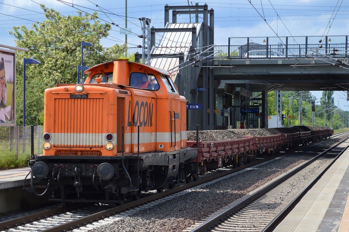 LOCON 206 (212 095-4) mit einigen Drehgestell-Flachwagen mit altem Gleisschotter Richtung Industrieübergabegebiet Berlin Nordost am 03.06.15 Berlin-Hohenschönhausen.