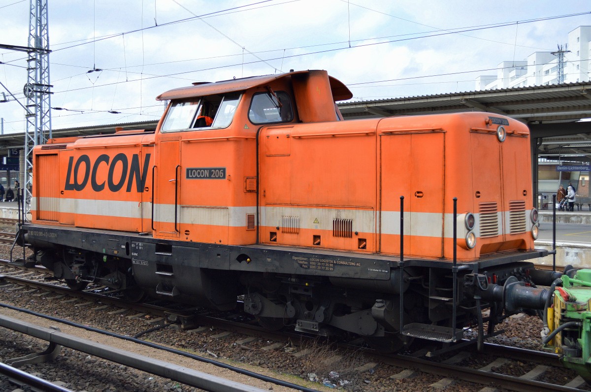 LOCON 206 (212 095-4) mit u.a. Unterflurwagen mit Baggerlader und Zementfertigteilen im Bhf. Berlin-Lichtenberg am 17.02.16