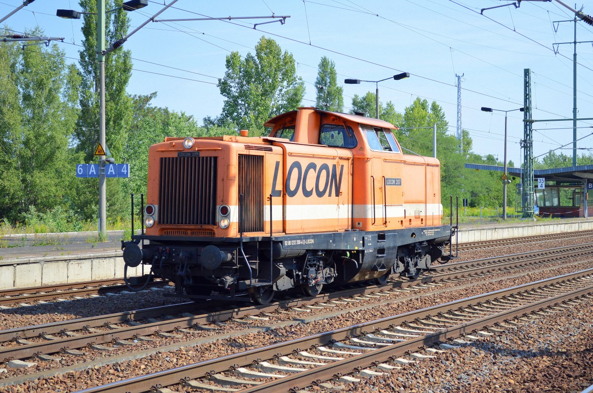 LOCON 207 (212 358-6) am 03.08.15 Durchfahrt Bhf. Flughafen Berlin-Schönefeld.