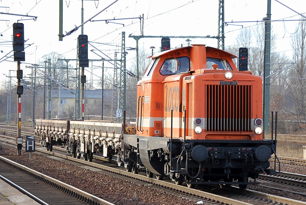 LOCON 207 (212 358-6) mit zwei Drehgestell-Flachwagen bei der Durchfahrt im Bhf. Flughafen Berlin-Schönefeld, 17.12.13 