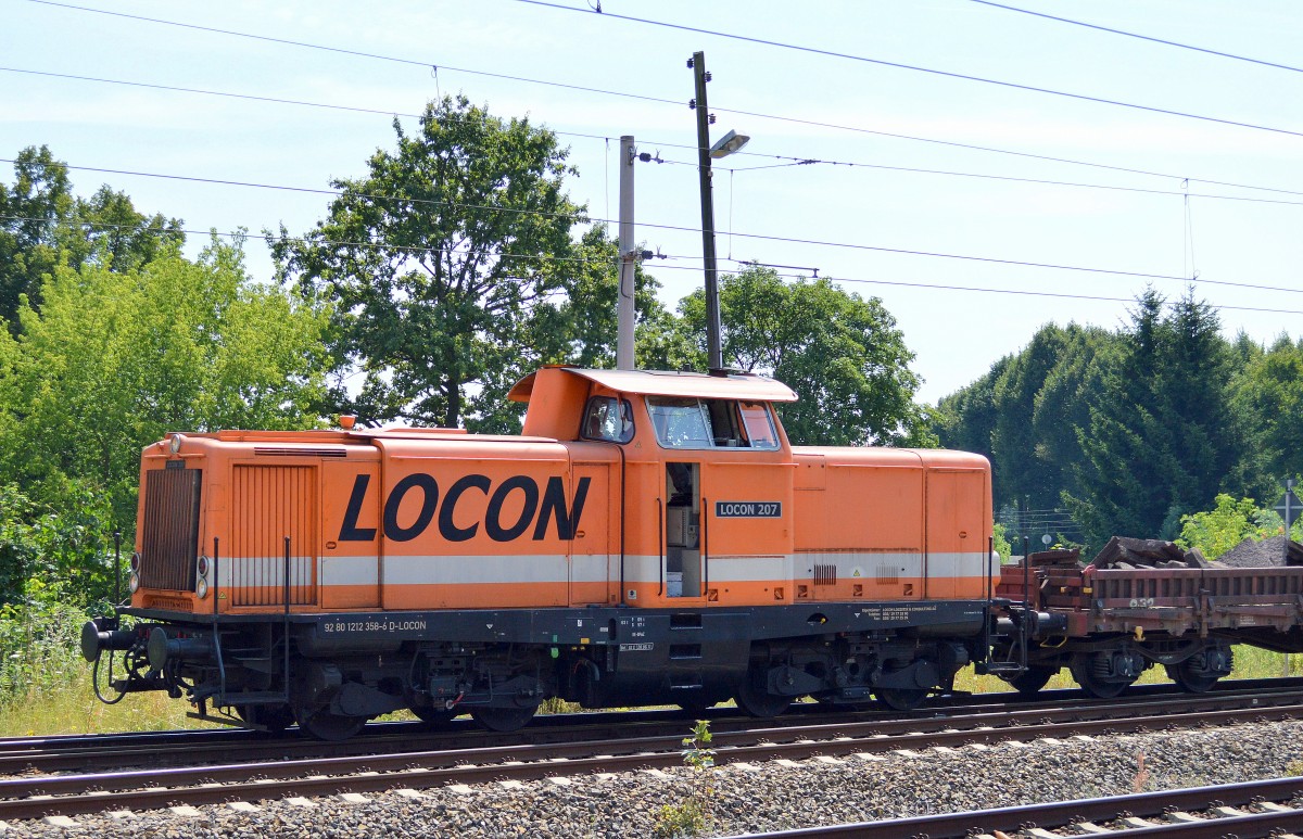 LOCON 207 (212 358-6) mit einigen Drehgestell-Flachwagen mit Bauschutt beladen am 18.07.14 Berlin-Blankenburg.