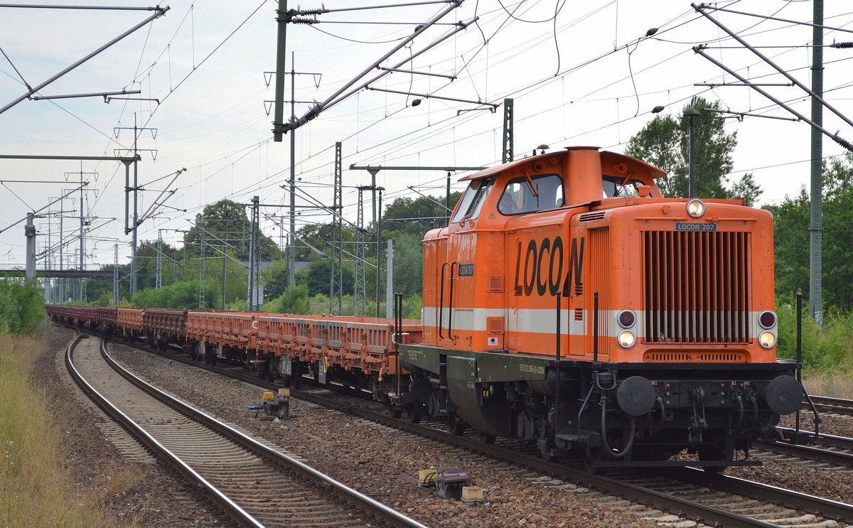 LOCON 207/212 358-6 mit einem Zug Drehegestell-Flachwagen am 21.07.16 Bf. Flughafen Berlin-Schönefeld.