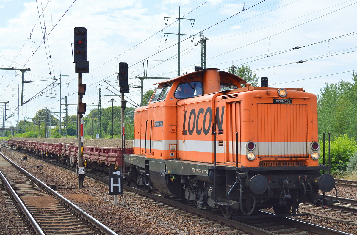 LOCON 208/212 357-8 mit einigen Drehgestell-Flachwagen mit altem Sleisschotter am 13.07.16 Bf. Flughafen Berlin-Schönefeld.