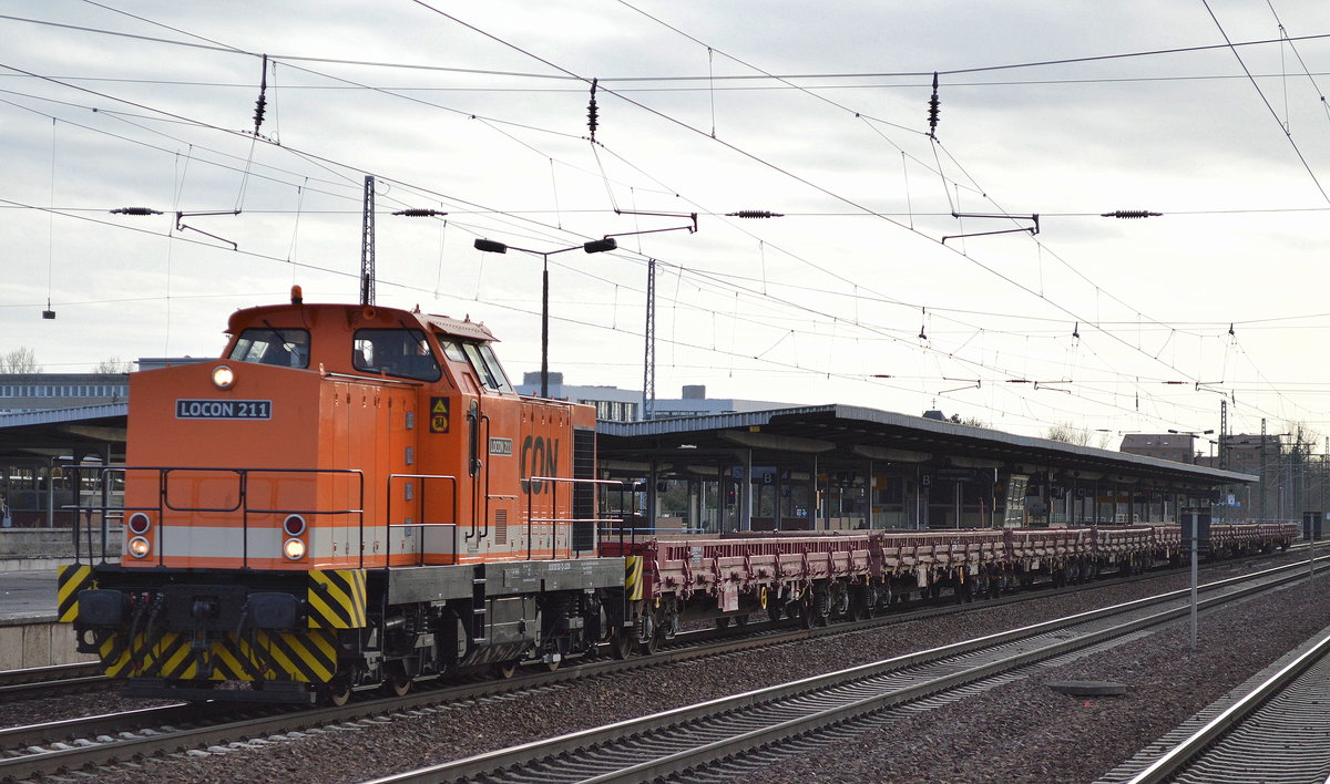 LOCON 211 (293 502-1) mit einigen Drehgestell-Flachwagen am 16.03.17 Bf. Flughafen Berlin-Schönefeld.