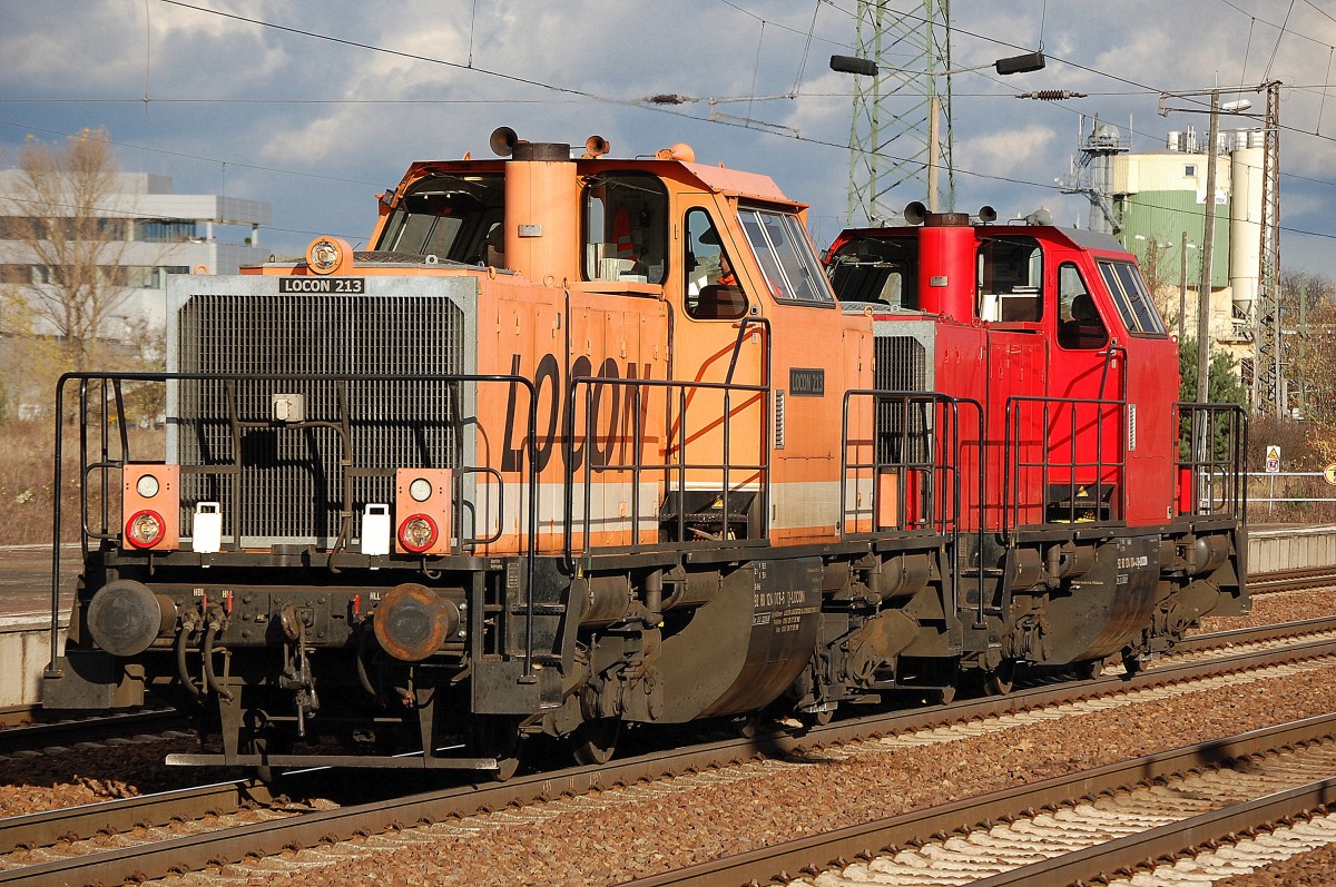 LOCON 213 (214 003-5) + LOCON 214 ex 262 004--5 (92 80 1214 004-4 D-LOCON, MaK Bj.1966) bei der Durchfahrt im Bhf. Flughafen Berlin-Sch�nefeld, 09.11.13