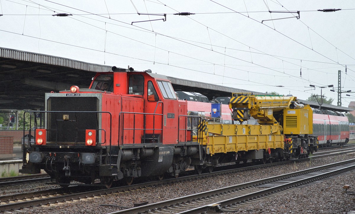 LOCON 216 (214 007-7) mit dem KIROW KRC 810T Schienenkran + Schutzwagen der Fa. MGW aus Berlin am 01.06.15 Durchfahrt Bhf. Flughafen Berlin-Schönefeld.