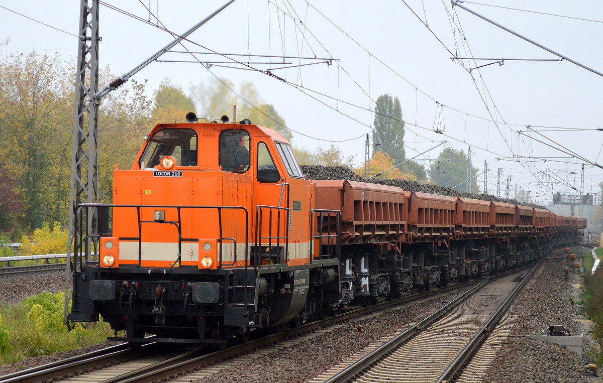LOCON 216 (214 007-7) mit Schotterzug aus Richtung Industrieübergabe Nordost am 18.10.16 Berlin-Hohenschönhausen.