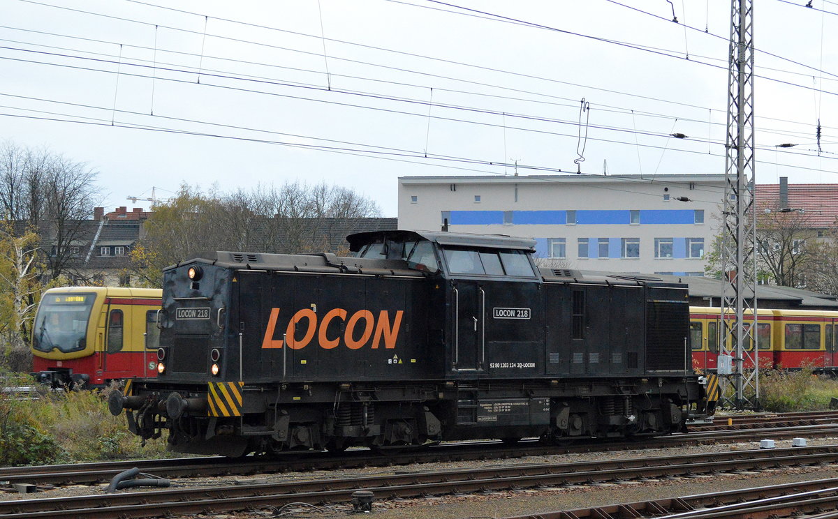 LOCON 218 (203 124-3) am 02.11.17 Bf. Berlin-Lichtenberg Ausfahrt Nöldnerplatz.
