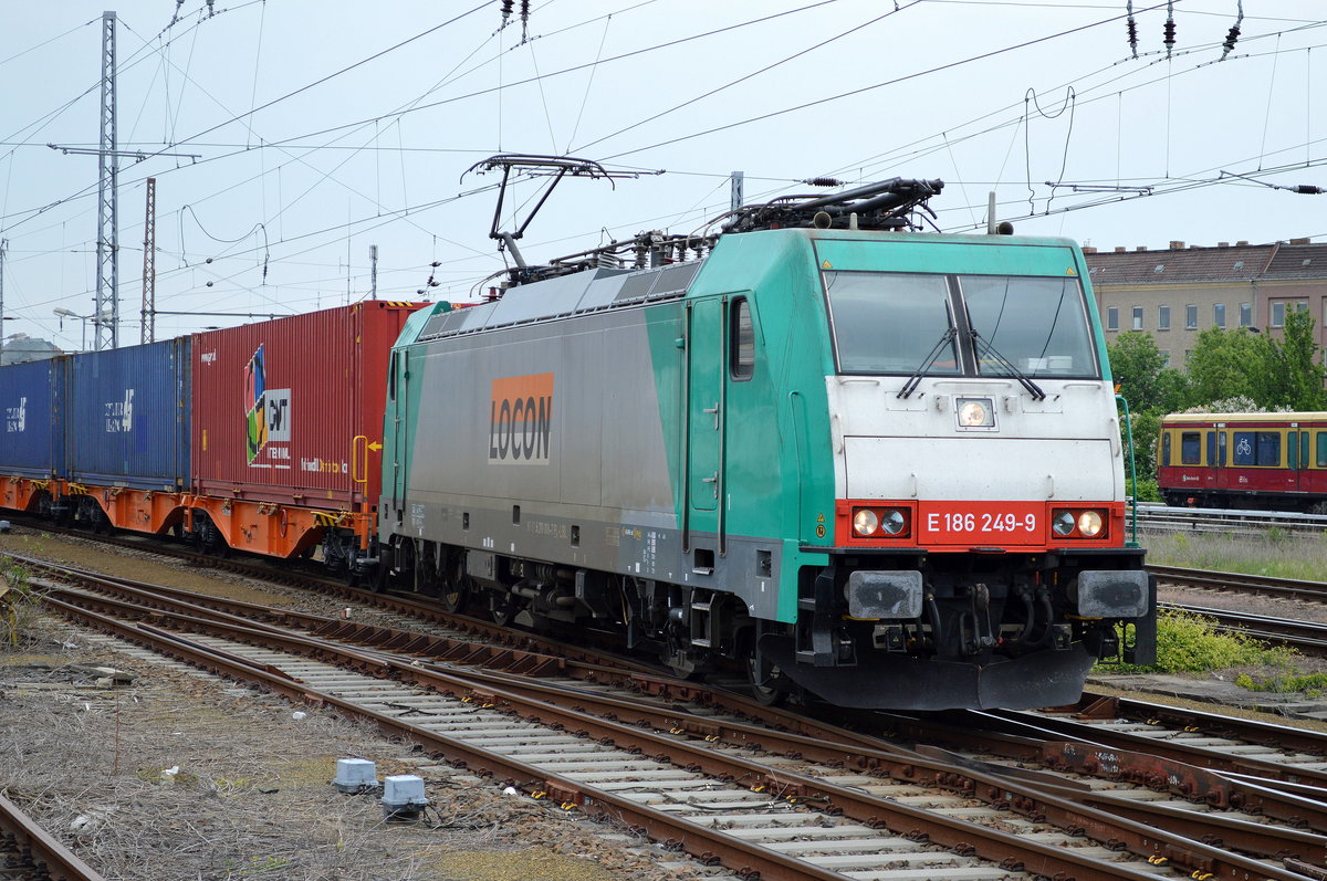 LOCON-Benelux E 186 249-9 (91 51 5 270 006-7 PL-LBL) mit Containerzug am 18.05.16 Durchfahrt Bf. Berlin-Lichtenberg. Viele Grüße an den TF !!!! 