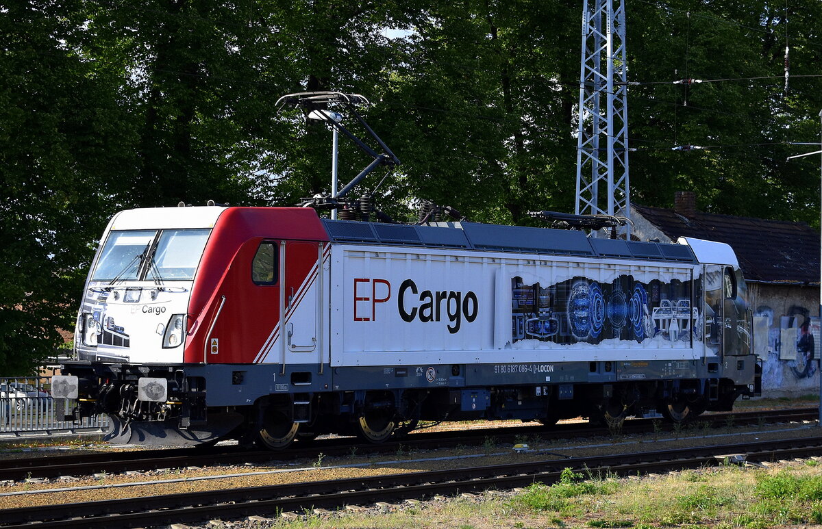 LOCON LOGISTIK & CONSULTING AG, Berlin [D] mit ihrer  187 086  [NVR-Nummer: 91 80 6187 086-4 D-LOCON] am 30.07.25 Höhe Bahnhof Ruhland auf dem Weg einen Containerzug vom BASF Werk Schwarzheide zu übernehmen.