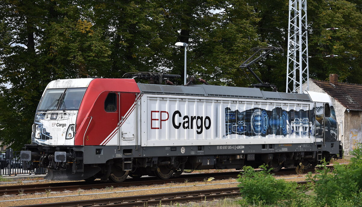 LOCON LOGISTIK & CONSULTING AG, Berlin [D] mit ihrer  187 085  [NVR-Nummer: 91 80 6187 085-6 D-LOCON] fährt zur Übernahme eines Containerzuges (vom BASF Werk Schwarzheide) zur Abstellgruppe am Bahnhof Ruhland, 10.09.25