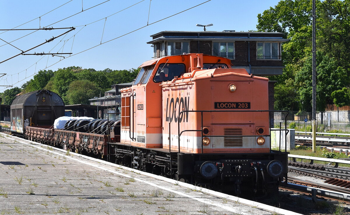 LOCON LOGISTIK & CONSULTING AKTIENGESELLSCHAFT mit ihrer  LOCON 203  [NVR-Nummer: 92 80 1204 373-5 D-LOCON] schon seit längerem für die Berliner S-Bahn GmbH mit dem Betriebswerkzug im Einsatz am 13.05.25 Durchfahrt Bahnhof Berlin Wannsee. Grüße an den Tf.!!!