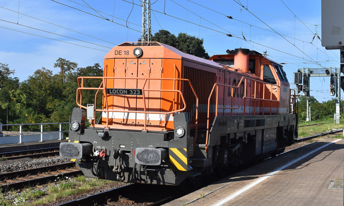 Locon Logistik und Consulting AG, Berlin mit der geleasten BRLL vossloh DE 18 Lok  LOCON 323  (NVR-Nummer: 92 80 4185 030-8 D-BRLL) am 11.08.25 Durchfahrt Bahnhof Magdeburg-Neustadt.