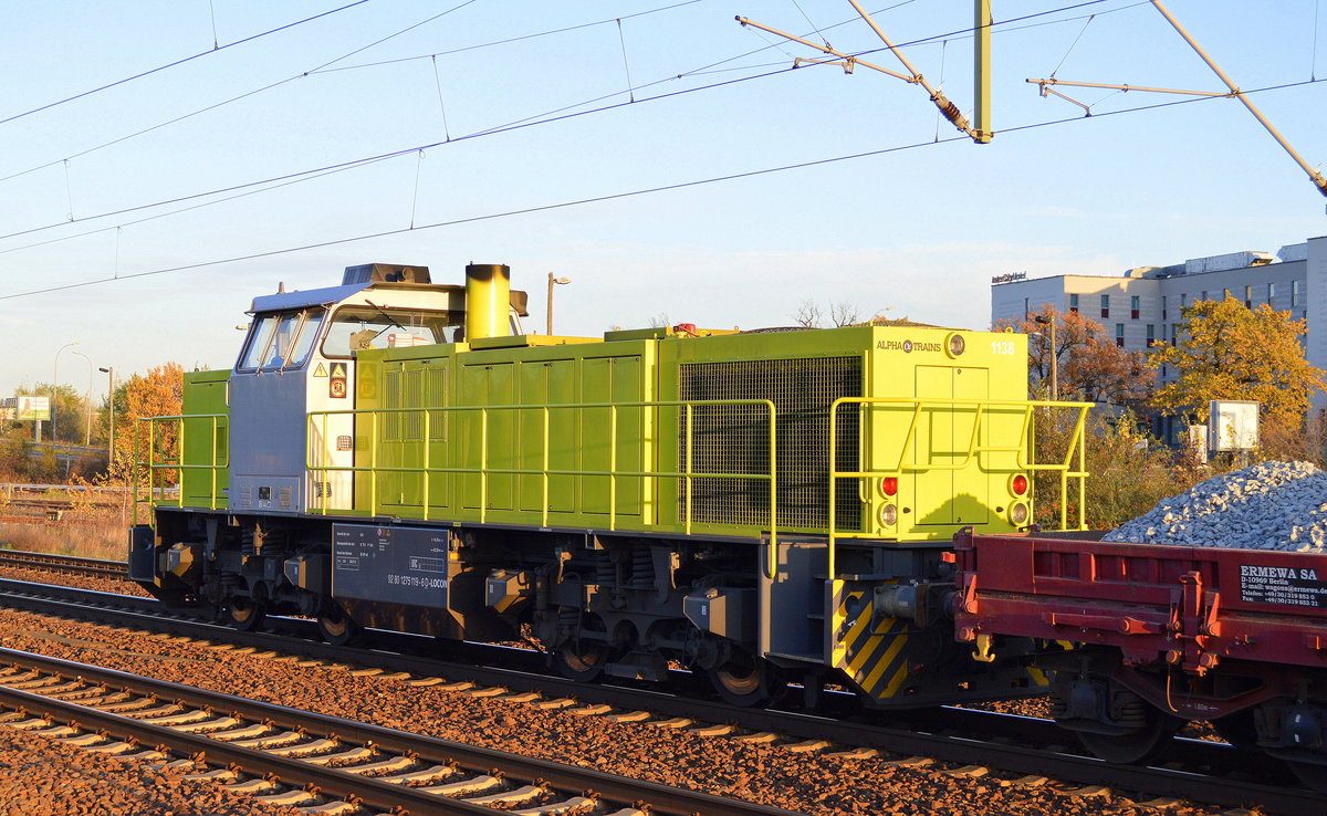 Locon mit der Alpha Trains 1138 (275 119-6) und einem recht langen Schotterzug bei untergehender Sonne im Bf. Flughafen Berlin-Schönefeld.