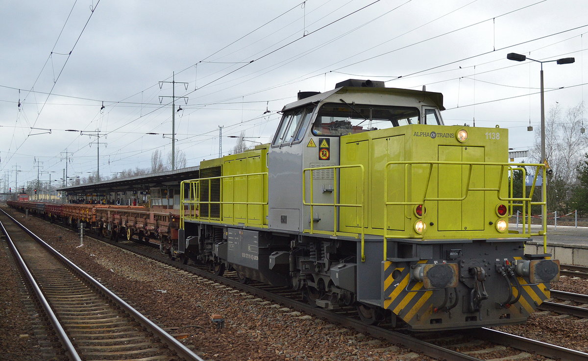 LOCON mit ihrer Alpha Trains 1138 (275 119-6) und einem ZUg Drehgestell-Flachwagen (leer) am 01.03.17 Durchfahrt Bf. Flughafen Berlin-Schönefeld.