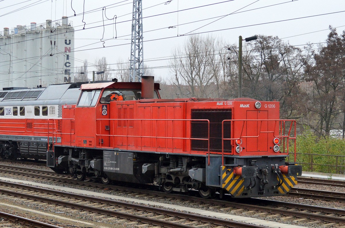 LOCON mit ihrer angemieteten 275 809-2 am 28.11.14 Berlin Greifswalder Str.