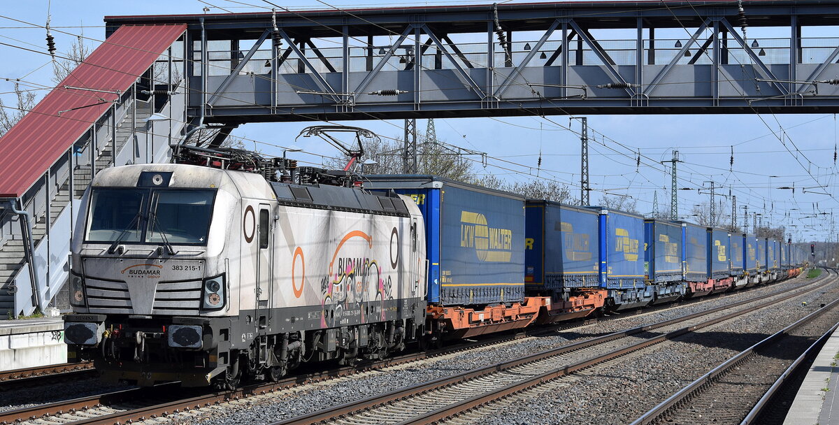 LOKORAIL, a.s., Bratislava [SK] mit der geleasten SPAP Vectron  383 215-1  [NVR-Nummer: 91 56 6383 215-1 SK-SPAP] und einem KLV-Zug am 10.04.25 Höhe Bahnhof Saarmund.