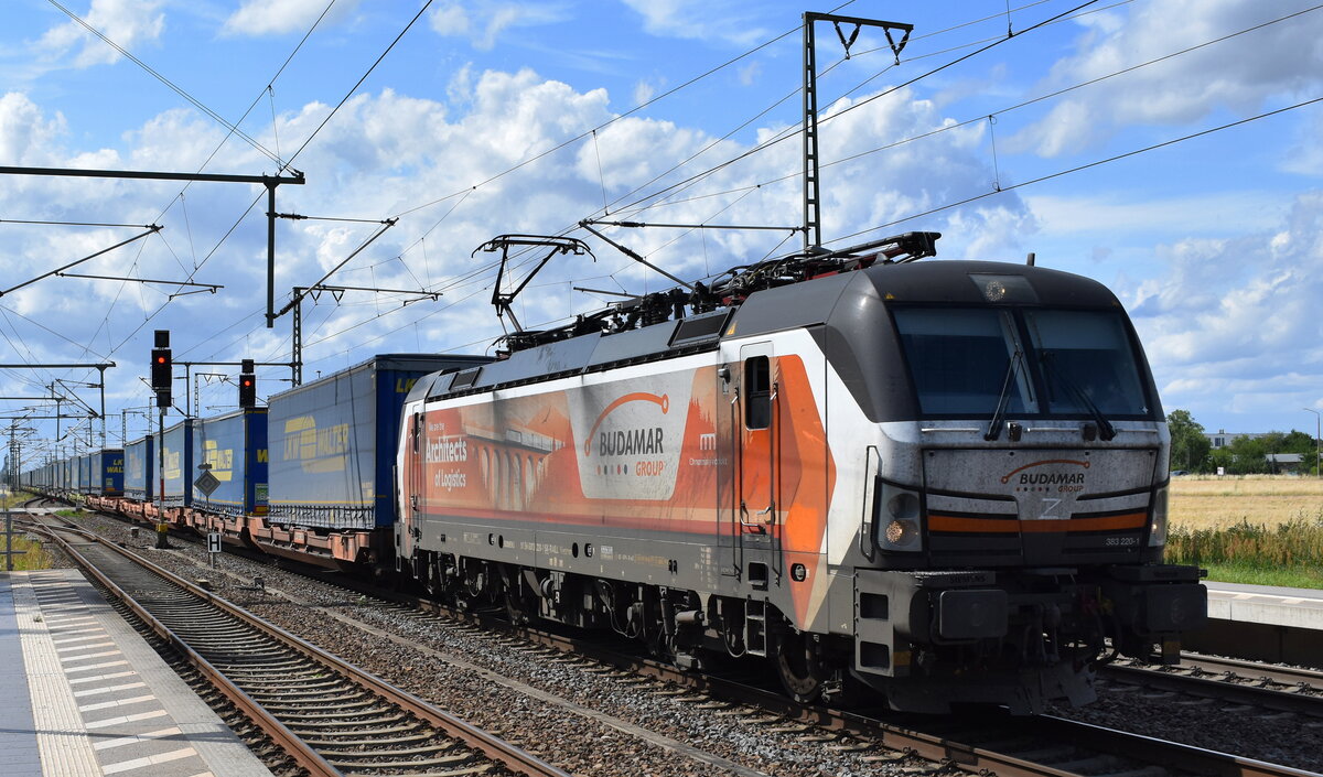 LOKORAIL, a.s., Bratislava [SK] mit der geleasten Rolling Stock Lease Vectron  383 220-1  [NVR-Nummer: 91 56 6383 220-1 SK-RAILL] und einem KLV-Zug am 23.06.25 Höhe Bahnhof Rodleben.