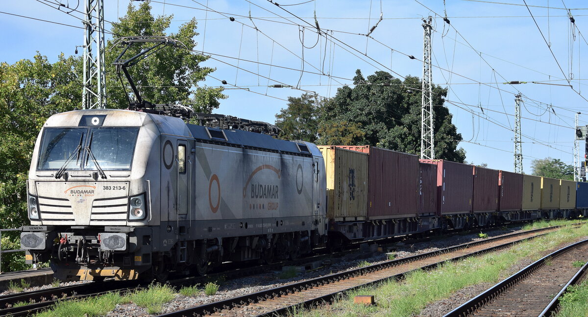LOKORAIL, a.s., Bratislava [SK]  mit der geleasten SPaP Vectron  383 213  [NVR-Nummer: 91 56 6383 213-6 SK-SPAP] und einem Containerzug am 11.08.25 Höhe Bahnhof Magdeburg-Neustadt.