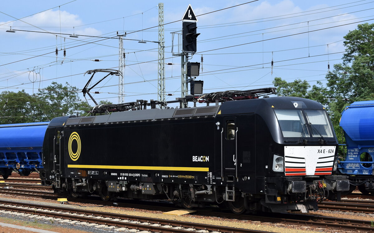 LokoTrain s.r.o., Česká Třebová [CZ] mit der geleasten BRCE Vectron  X4 E - 624  [NVR-Nummer: 91 80 6193 624-4 D-DISPO] beim Umsetzen am 17.06.25 Höhe Bahnhof Ruhland.