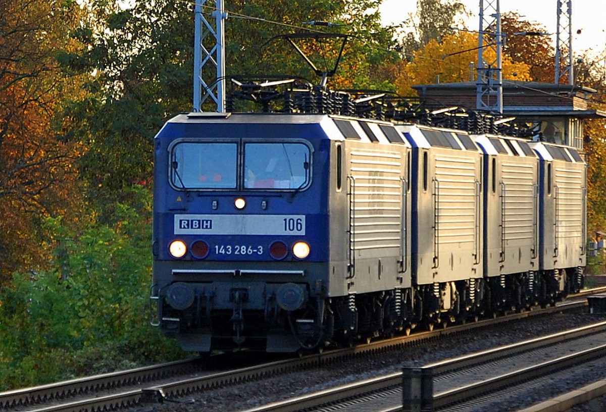 Lokparade mit RBH 143�rn bei untergehender Sonne an einem herrlichen Herbstabend im goldenen Oktober in Berlin Karow gezogen von RBH 106/143 286-3, 22.10.13