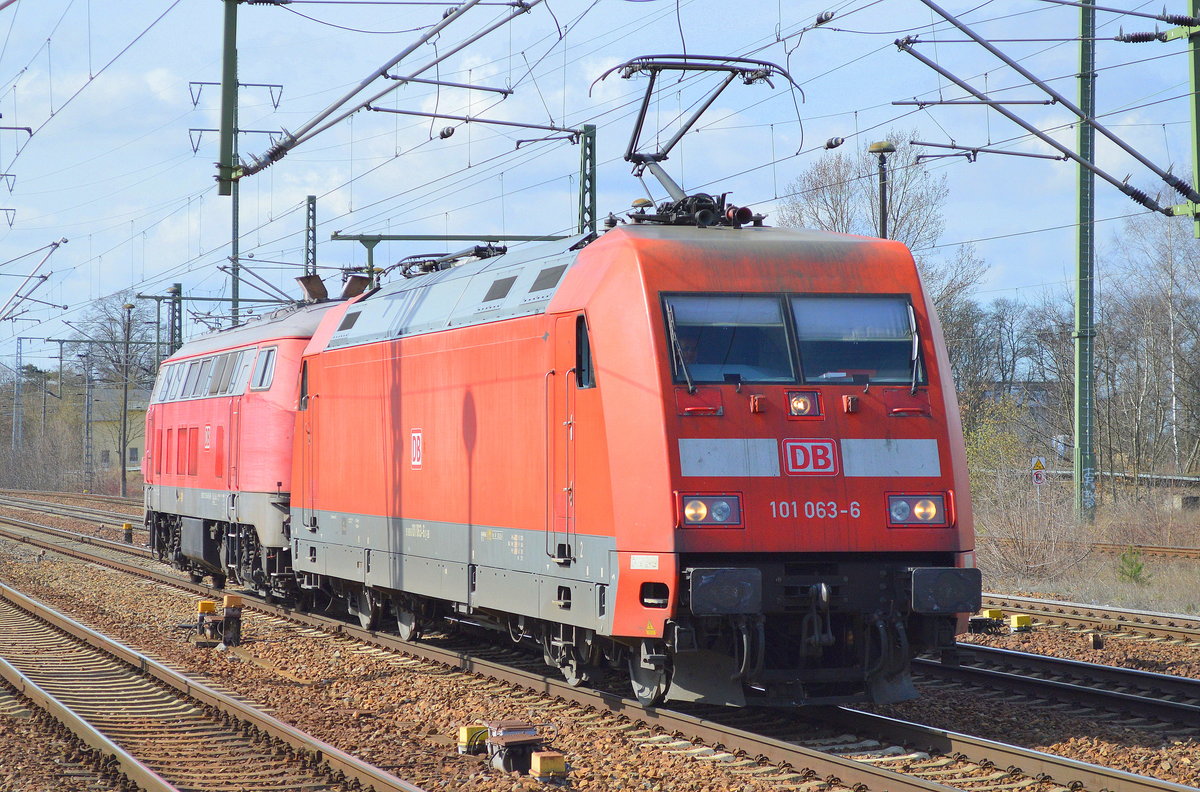 Lokzug, 101 063-6 mit 218 834-0 am haken am 22.03.17 Bf. Flughafen Berlin-Schönefeld.