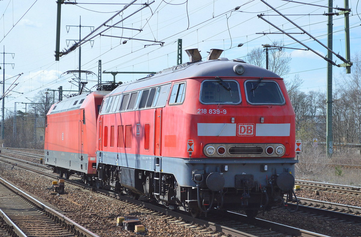 Lokzug, 218 839-9 hing am Haken von 101 063-6 am 22.03.17 Durchfahrt Bf. Flughafen Berlin-Schönefeld.