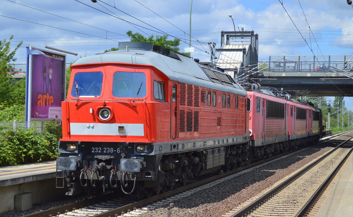 Lokzug am 07.07.16 Durchfahrt Bf. Berlin-Hohenschönhausen, 232 238-6 hat 155 072-2, 155 247-0, 155 089-6 und die kleine 362 780-9 am Haken. Die LEG hat sich wieder einmal Nachschub zum Aufarbeiten in Mukran geholt und einiges abgestelltes der DB abgekauft. Die Leibziger bleiben ihrer Tradition treu.