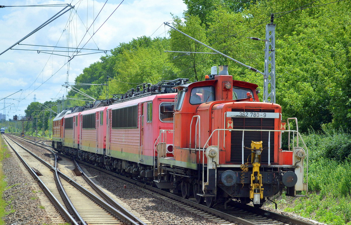 Lokzug am 07.07.16 Durchfahrt Bf. Berlin-Hohenschönhausen, 232 238-6 hat 155 072-2, 155 247-0, 155 089-6 und die kleine 362 780-9 am Haken. Die LEG hat sich wieder einmal Nachschub zum Aufarbeiten in Mukran geholt und einiges abgestelltes der DB abgekauft. Die Leibziger bleiben ihrer Tradition treu.