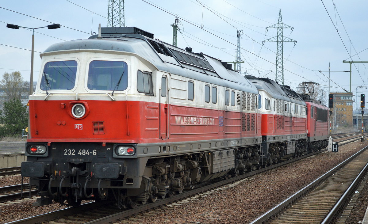 Lokzug, an der der 155 211-6 hingen 232 092-7 + 232 484-6 am 29.03.17 Bf. Flughafen Berlin-Schönefeld.