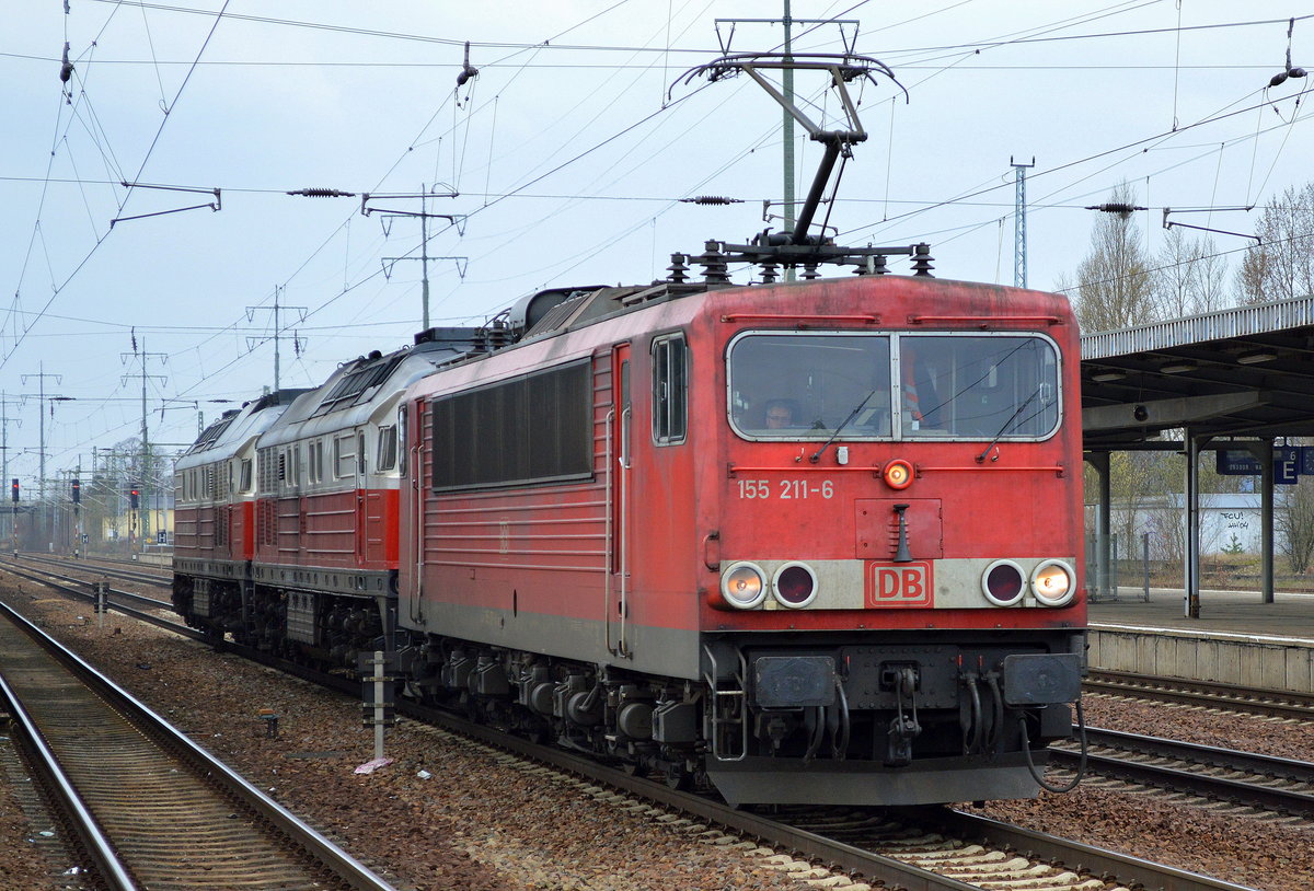 Lokzug, an der der 155 211-6 hingen 232 092-7 + 232 484-6 am 29.03.17 Bf. Flughafen Berlin-Schönefeld.