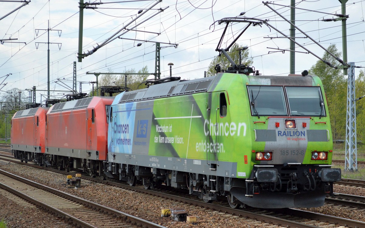 Lokzug mit 185 152-6 mit 145 021-2 + 145 078-2 am Haken bei der Durchfahrt Bhf. Flughafen Berlin-Schönefeld, 26.04.15 