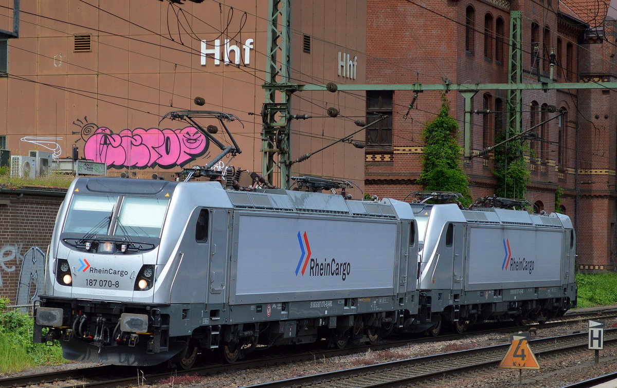 Lokzug: RHC 187 070-8 mit 187 077-3 am Haken am 20.06.17 Bf. Hamburg-Harburg.