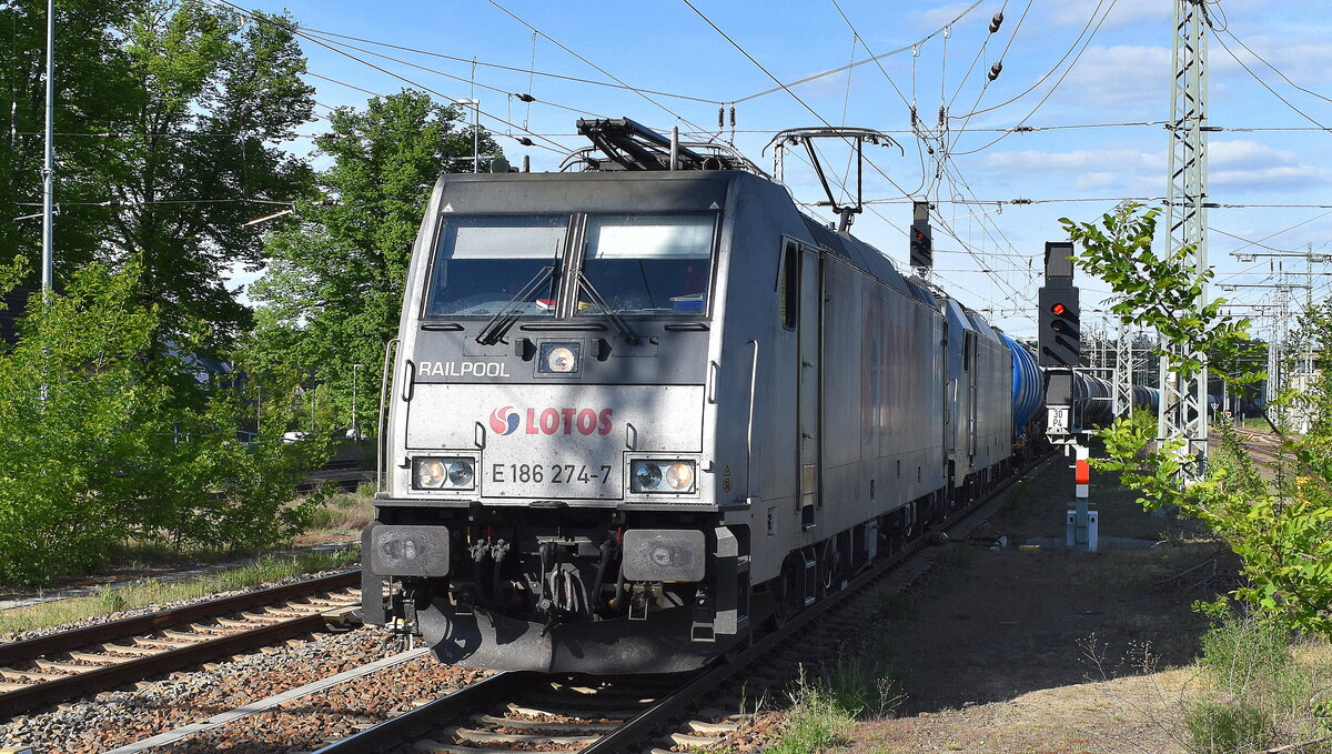 Lotos Kolej Sp. z o.o., Gdańsk [PL] mit der geleasten Railpool Lok  E 186 274-7  [NVR-Nummer: 91 80 6186 274-7 D-Rpool] und   186 437-0  [NVR-Nummer: 91 80 6186 437-0 D-Rpool] + Kesselwagenzug am Haken am 07.05.25 Höhe Bahnhof Ruhland.