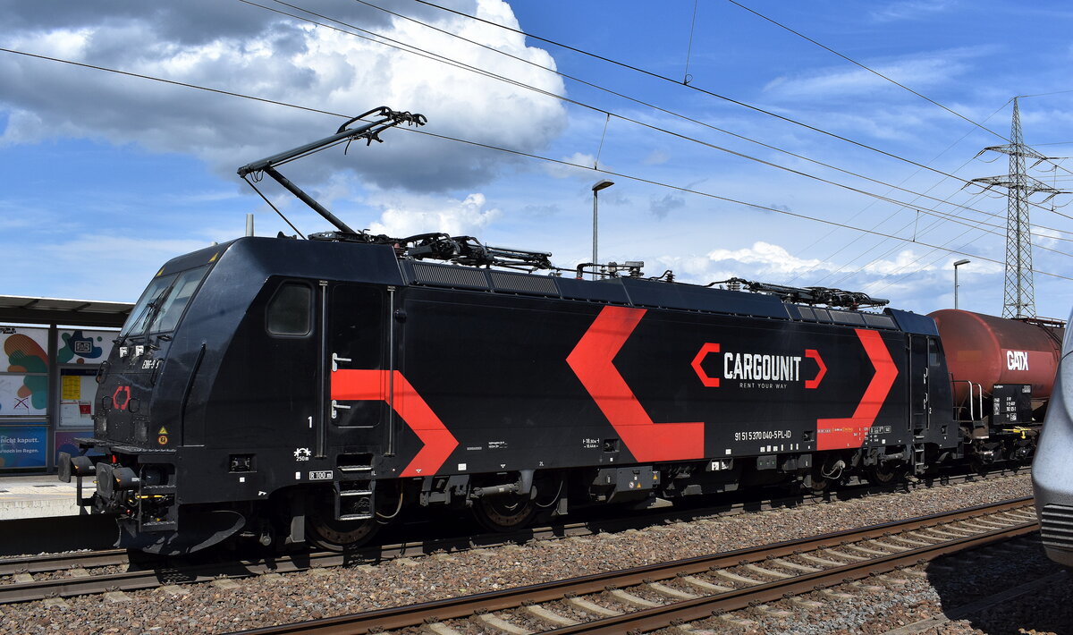 Lotos Kolej Sp. z o.o. mit der geleasten CARGOUNIT Lok  E186 928/370 040-5  [NVR-Nummer: 91 51 5370 040-5 PL-ID] und einem Kesselwagenzug am 23.06.25 Höhe Bahnhof Rodleben.