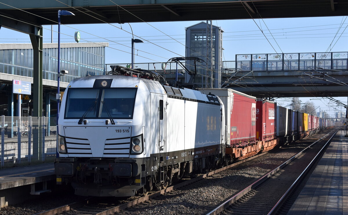 LTE Logistik und Transport GmbH, Graz [A] mit der geleasten ELL Vectron  193 515  [NVR-Nummer: 91 80 6193 515-4 D-ELOC] und einem KLV-Zug aus Polen am 07.03.25 Durchfahrt Bahnhof Berlin Hohenschönhausen.
