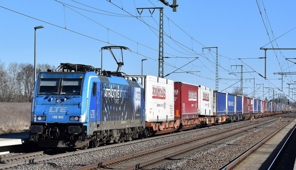 LTE Logistik und Transport GmbH, Graz [A] mit ihrer  186 942  [NVR-Nummer: 91 80 6186 942-9 D-LTE] und einem KLV-Zug aus Polen am 18.03.25 Höhe Bahnhof Rodleben.
