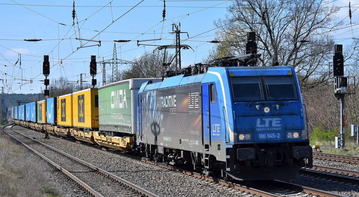 LTE Logistik und Transport GmbH, Graz [A] mit ihrer  186 945  [NVR-Nummer: 91 80 6186 945-2 D-LTE] und einem KLV-Zug Richtung Frankfurt (Oder) weiter nach Polen am 10.04.25 Höhe Bahnhof Saarmund.
