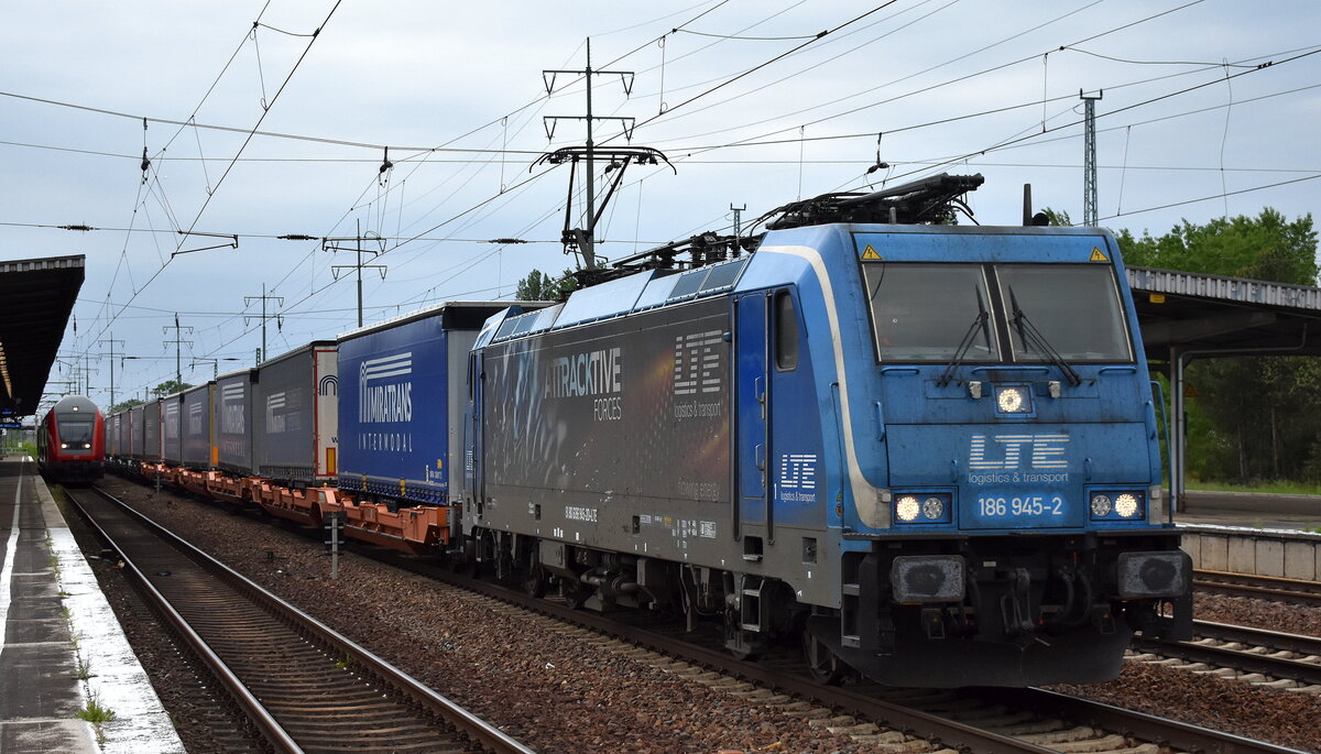 LTE Logistik und Transport GmbH, Graz [A] mit ihrer  186 945  [NVR-Nummer: 91 80 6186 945-2 D-LTE] und einem KLV-Zug Richtung Frankfurt/Oder weiter nach Polen am 03.05.25 Höhe Bahnhof Schönefeld b. Berlin.