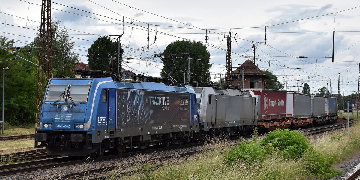 LTE Logistik- und Transport GmbH, Graz [A] mit der Doppeltraktion  186 945  [NVR-Nummer: 91 80 6186 945-2 D-LTE] + der von CTL Logistik  geleasten Akiem Lok  186 267-1  [NVR-Nummer: 91 80 6186 267-1 D-AKIEM] und einem KLV-Zug Richtung Europabrücke am 04.06.25 Höhe Bahnhof Frankfurt/Oder.
