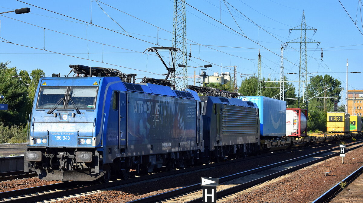 LTE Logistik- und Transport GmbH, Graz [A] mit ihrer  186 943  [NVR-Nummer: 91 80 6186 943-7 D-LTE] + der geleasten BRCE Dispolok  ES 64 F4-802  [NVR-Nummer: 91 80 6189 802-2 D-DISPO] und KLV-Zug am Haken am 19.08.25 Höhe Bahnhof Schönefeld. b. Berlin.