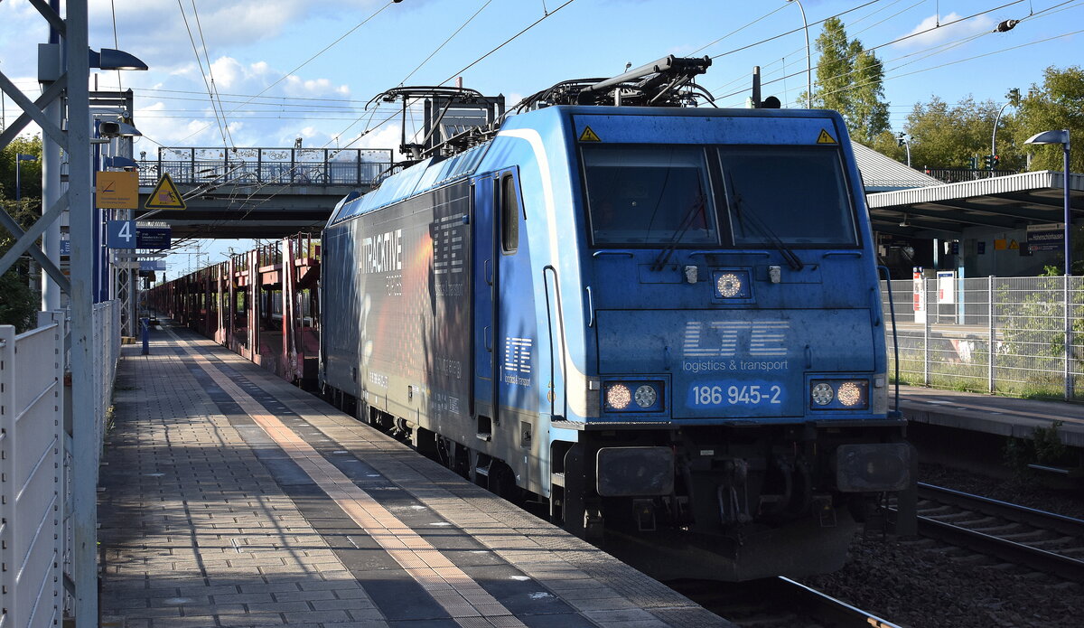 LTE Logistik- und Transport GmbH, Graz [A] mit ihrer  186 945-2  [NVR-Nummer: 91 80 6186 945-2 D-LTE] und einem PKW-Transportzug (leer) am 12.09.25 Durchfahrt Bahnhof Berlin Hohenschönhausen.