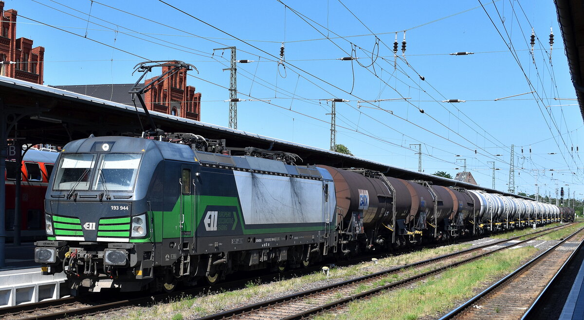LTE Logistik- und Transport-GmbH, Graz [A] mit der geleasten ELL Vectron  193 944  [NVR-Nummer: 91 80 6193 944-6 D-ELOC] und einem Kesselwagenzug für Kohlenwasserstoffe, flüssig, N.A.G., Dampfdruck bei 50 °C höchstens 110 kPa (UN-Nr.: 33/3295) am 13.06.25 Durchfahrt Bahnhof Stendal Hbf.
