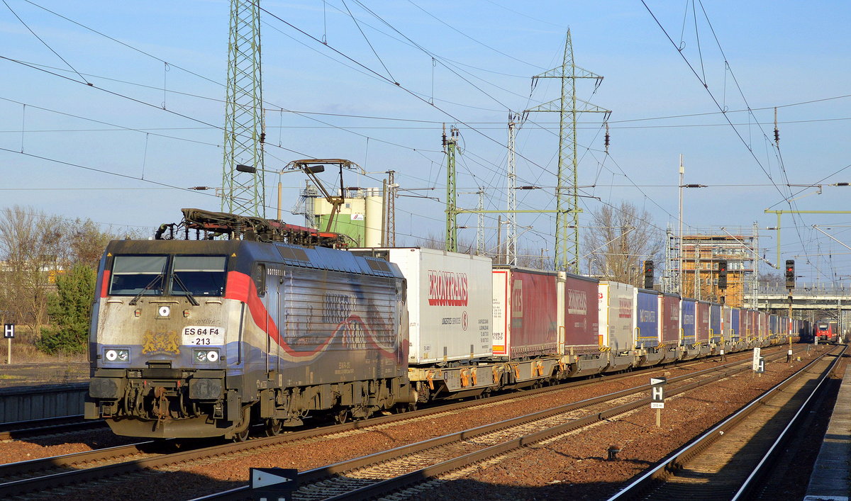 LTE Netherland mit der MRCE Dispo ES 64 F4-213 (schön schmutzig) und KLV-Zug am 07.12.17 Bf. Flughafen Berlin-Schönefeld.