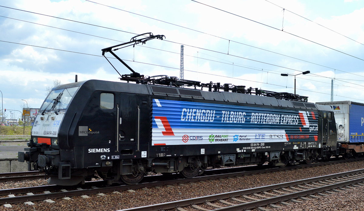 LTE Netherlands B.V. mit der MRCE Dispo 189 200-9/ES 64 F4-200 und der zu diesem Zeitpunkt ganz neuen Werbefolie des  CHENGDU-TILBURG-ROTTERDAM EXPRESS  mit KLV ZUg Richtung Polen am 26.04.17 Bf. Flughafen Berlin-Schönefeld.